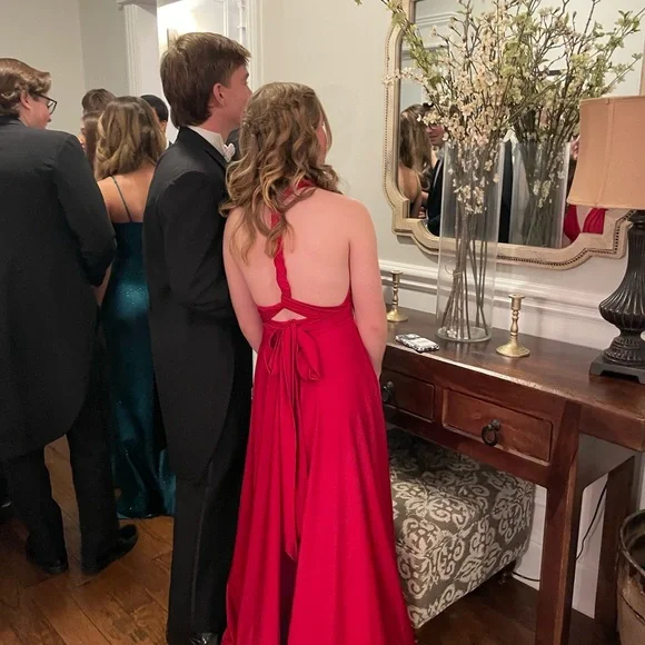 This gorgeous dress open back can be adjusted with a crisscross back